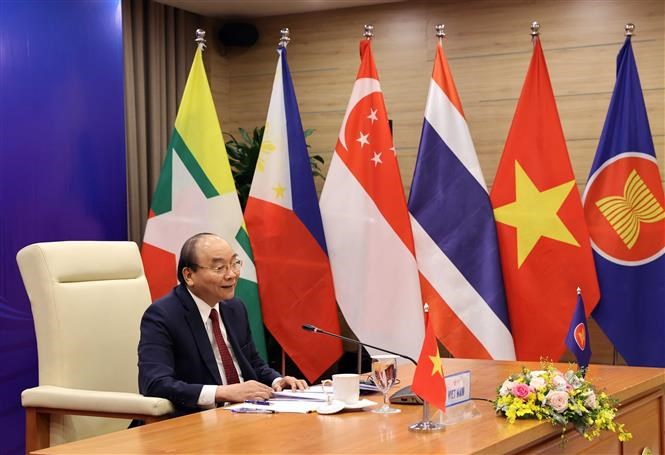 Prime Minister Nguyen Xuan Phuc chairs the plenary session of the 37th ASEAN Summit.