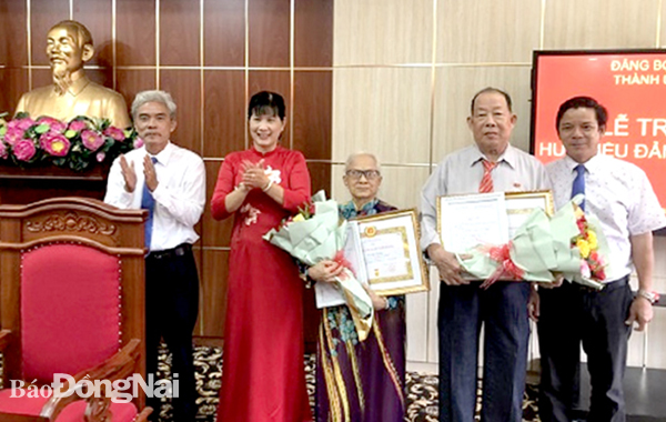 Phó bí thư Thành ủy Long Khánh Nguyễn Bích Thủy trao huy hiệu Đảng cho các đảng viên