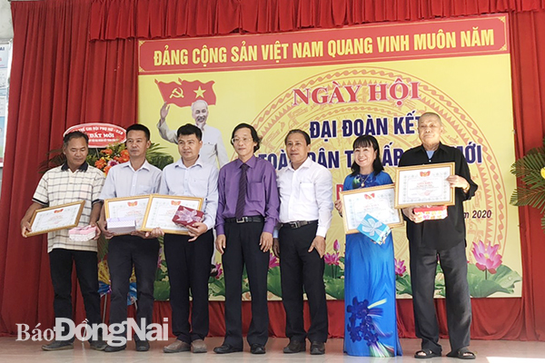 Đồng chí Bùi Quang Huy tặng quà cho 5 cá nhân có đóng góp tích cực trong xây dựng khối đại đoàn kết toàn dân tộc.