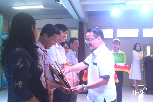 Phó giám đốc Nhà Thiếu nhi Đồng Nai Trương Hải Thi trao giấy khen cho các thầy cô đoạt giải trong hội thi Nét đẹp thầy trò năm 2020