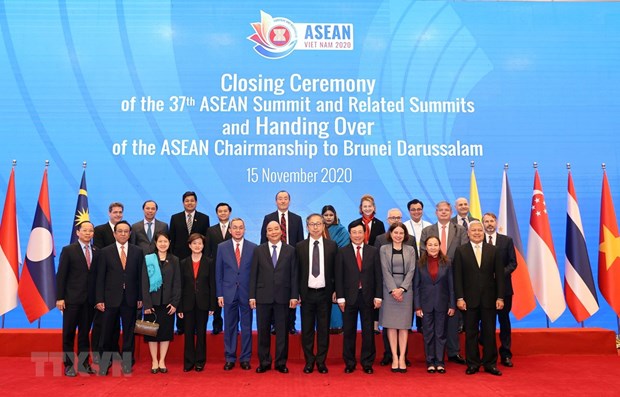 Prime Minister Nguyen Xuan Phuc (sixth from left, first line) poses a photo with delegates to the closing ceremony of the 37th ASEAN Summit and Related Summits.