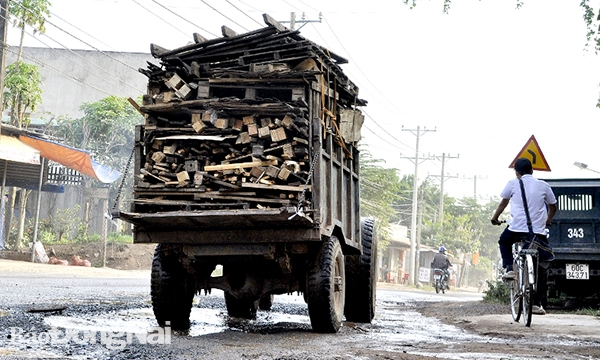 Trên đường tỉnh 768 đoạn qua xã Tân An (H.Vĩnh Cửu), xe máy cày chở hàng cồng kềnh không chằng buộc cẩn thận gây nguy hiểm cho người đi đường