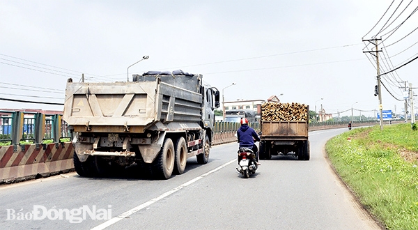 Mỗi lần xe máy cày đi vào làn đường dành cho xe 2 bánh là người đi xe máy gặp khó khăn trong việc lưu thông. Trong ảnh: Xe máy cày di chuyển trên quốc lộ 1 đoạn qua TT.Trảng Bom (H.Trảng Bom)