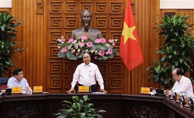 Prime Minister Nguyen Xuan Phuc (standing) chairs the meeting.