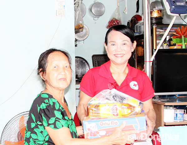 Bà Nguyễn Thị Minh (ngụ P.Bình Đa, TP.Biên Hòa, phải) tặng quà cho một địa chỉ nhân đạo. Ảnh: Văn Truyên