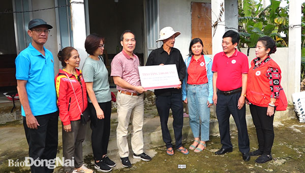  Đoàn đến thăm và trao tặng 5 triệu đồng cho gia đình bà Dương Thị Chinh (thôn Tân Hòa, xã Tân Thủy, H. Lệ Thủy, tỉnh Quảng Trị) 