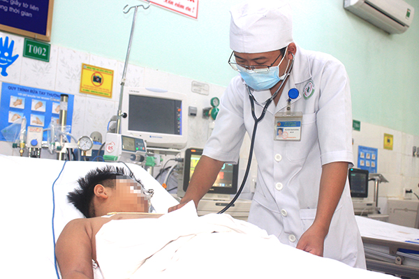 Bác sĩ Khoa Cấp cứu Bệnh viện Nhi đồng Đồng Nai thăm khám cho bệnh nhân N.K., 7 tuổi, bị sốc sốt xuất huyết, được chuyển từ Bệnh viện Đa khoa khu vực Long Thành