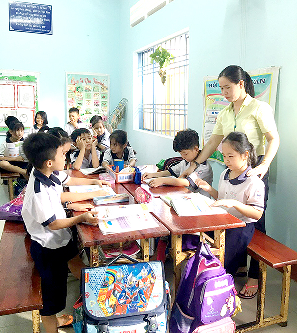 Cô Nguyễn Hoàng Thu Vân hướng dẫn học sinh trong giờ học Toán