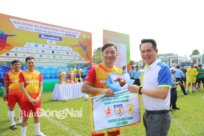 Ông Đặng Hồng Anh, Chủ tịch Hội DNT ASEAN, Việt Nam tặng cờ lưu niệm cho đội bóng tham dự giải