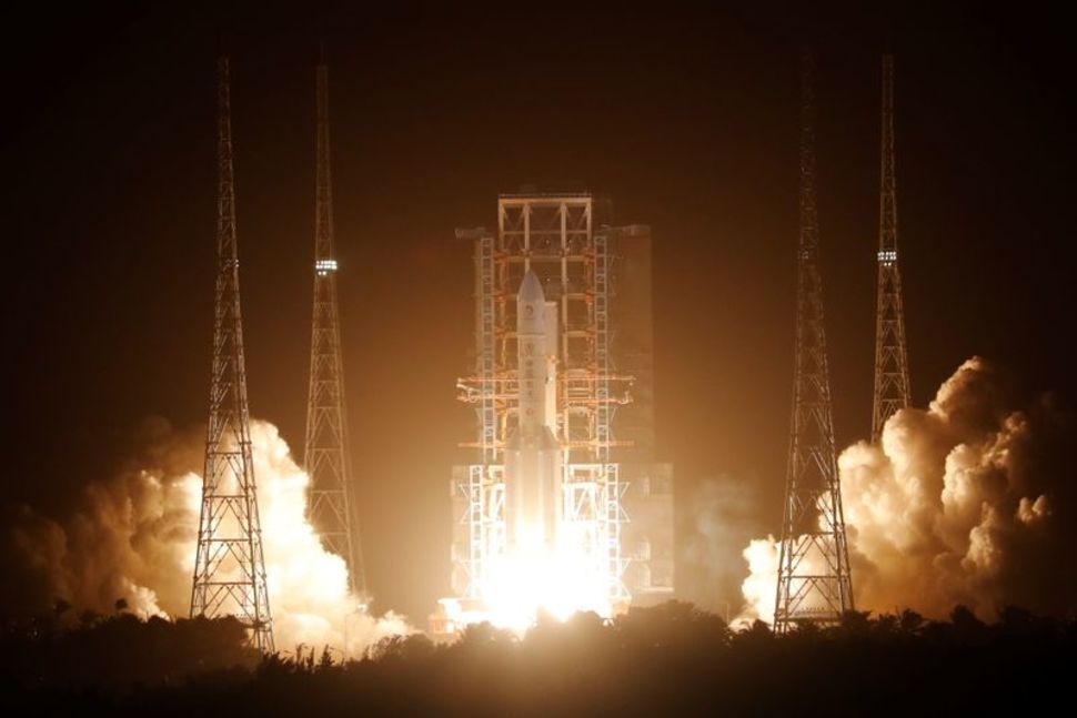 The Long March-5 Y5 rocket, carrying the Chang'e-5 lunar probe, takes off from Wenchang Space Launch Center, in Wenchang, Hainan province, China November 24, 2020. 
