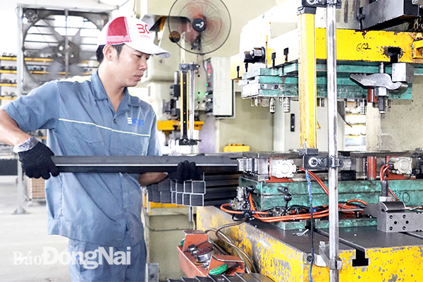 Sản xuất linh kiện máy móc xuất khẩu và tiêu thụ nội địa tại Công ty TNHH Công nghiệp Boss ở Khu công nghiệp Sông Mây (H.Trảng Bom). Ảnh: H. Giang