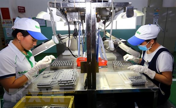 Workers at a factory at the Tân Thuận Industrial Park in HCM City. VNA/VNS Photo