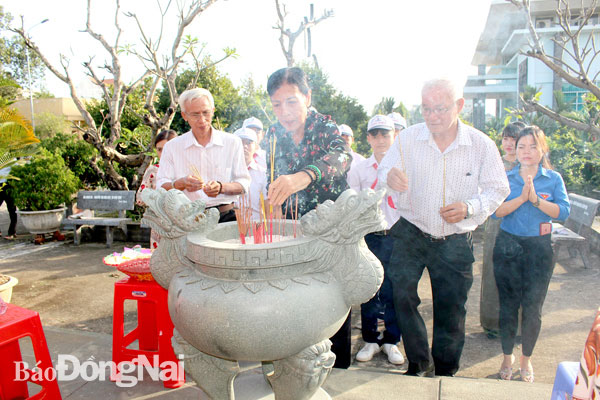 Các cựu tù Nhà lao Tân Hiệp dâng hương tưởng niệm chiến sĩ cách mạng đã hy sinh. Ảnh: Nguyệt Hà