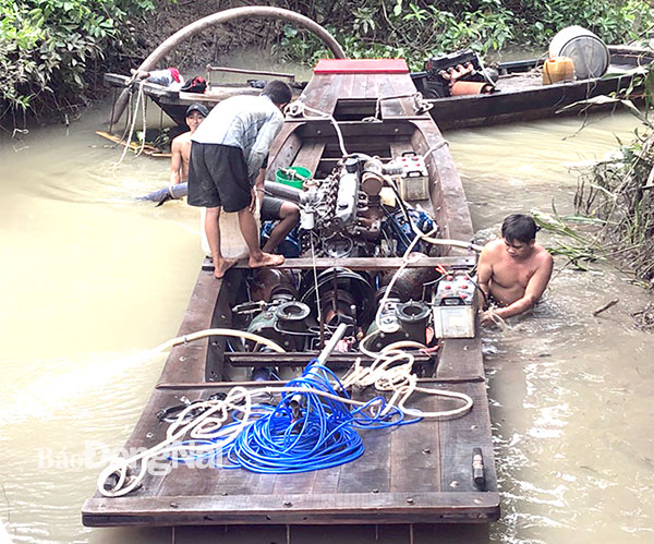 Một số ghe bơm hút cát trái phép được lực lượng cảnh sát môi trường Công an tỉnh và Công an TP.Biên Hòa phát hiện, bắt giữ trên sông Đồng Nai. Ảnh: Trần Danh