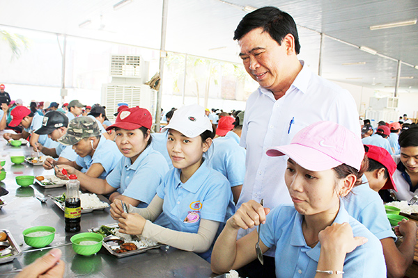 Đại diện Công đoàn cơ sở Công ty TNHH Minh Thành (H.Vĩnh Cửu) thăm hỏi công nhân tại bữa ăn giữa ca