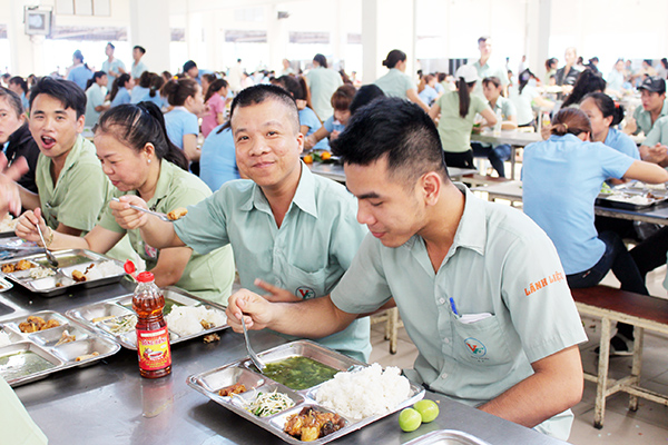 Bữa ăn giữa ca của công nhân luôn được lãnh đạo Công ty TNHH Dona Pacific Việt Nam (H.Trảng Bom) quan tâm, cải thiện