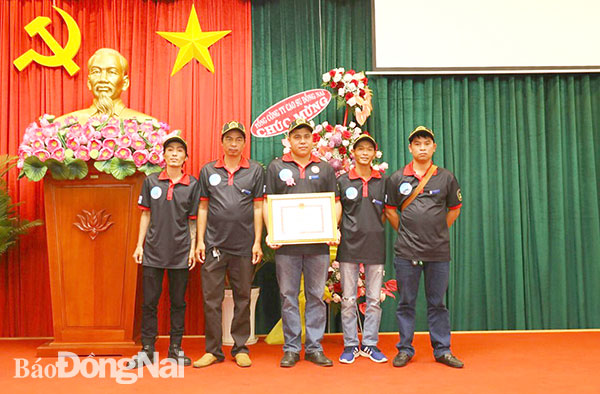 Các thành viên trong CLB S.O.S TP.Long Khánh nhận bằng khen của UBND tỉnh tại hội nghị tổng kết Chương trình 7 và tuyên dương người tốt, việc tốt năm 2020, do Ban Tuyên giáo Tỉnh ủy tổ chức. Ảnh: Huy Anh