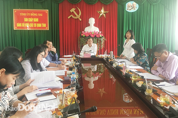 Bí thư Đảng ủy Khối các cơ quan tỉnh Hoàng Thị Bích Hằng, trao đổi một số khó khăn, kiến nghị của Đảng ủy khối với đoàn kiểm tra.