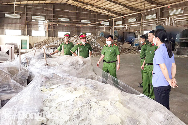 Cán bộ Viện KSND tỉnh tham gia kiểm sát quá trình điều tra vụ một doanh nghiệp chôn lấp chất thải nguy hại chưa qua xử lý tại H.Trảng Bom. Ảnh: Đình Biên