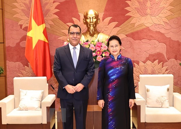 NA Chairwoman Nguyen Thi Kim Ngan (R) and Chilean Ambassador Jaime Chomali Garib.