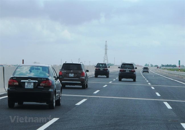 Cars travel on an expressway. Prime Minister Nguyen Xuan Phuc has allowed the Ministry of Transport to implement the first phase of the Bien Hoa-Vung Tau expressway project – PHOTO: VNA