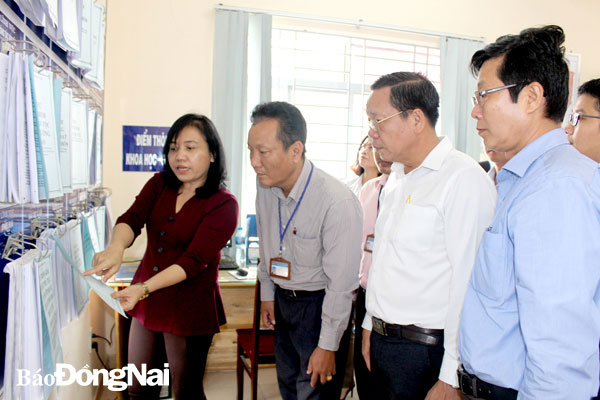 Đại diện Ban chỉ đạo cải cách hành chính tỉnh và H.Trảng Bom kiểm tra công tác cải cách hành chính tại bộ phận một cửa xã Tây Hòa