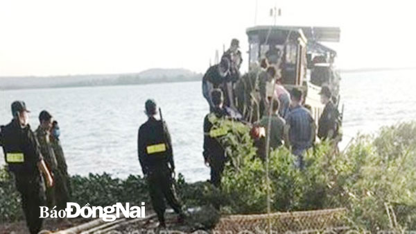 Công an phát hiện nhóm đánh bạc và tang vật trong vụ đánh bạc ở lòng hồ Trị An (H.Định Quán)