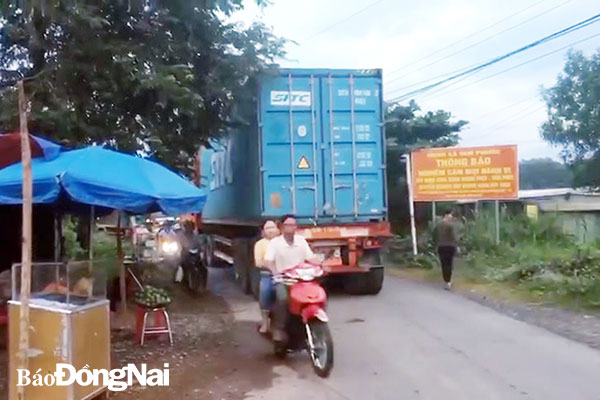 Xe tải trọng lớn đối đầu, chen chúc nhau trên đường Dương Diên Nghệ, gây nguy hiểm cho người đi đường. Ảnh: C.T.V