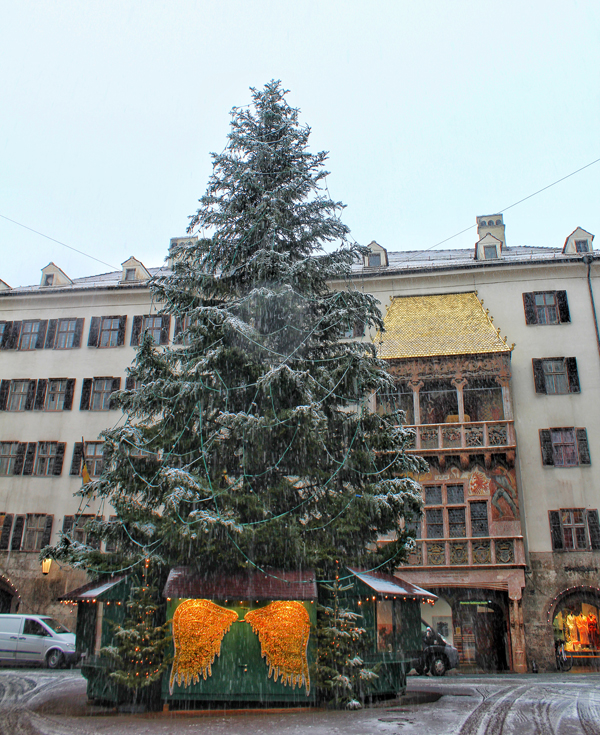 “Nhà Mái Vàng” - nơi tham quan của rất đông du khách tại khu phố cổ Innsbruck. Thế nhưng, năm nay do Covid-19 nên rất vắng vẻ