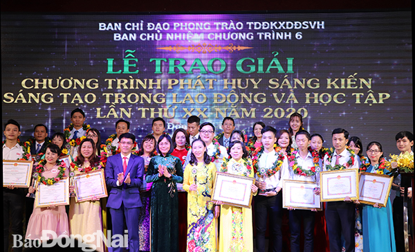 Phó chủ tịch UBND tỉnh Nguyễn Thị Hoàng và Phó giám đốc Sở GD-ĐT Đỗ Huy Khánh trao thưởng cho các tác giả đạt giải Chương trình 6