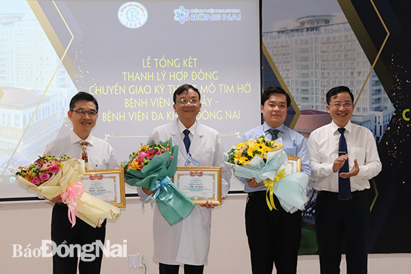 Phó giám đốc Sở Y tế Lê Quang Trung khen thưởng các cá nhân, tập thể.
