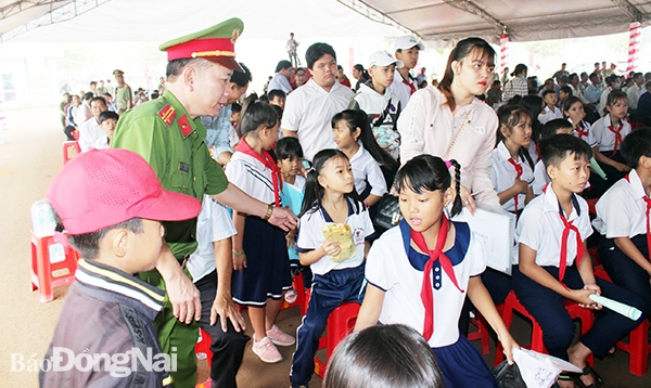 Ngoài công tác đấu tranh, trong thời gian tới, ngành Công an sẽ đẩy mạnh công tác tuyên truyền để người dân nêu cao cảnh giác với các loại tội phạm xâm hại trẻ em Trong ảnh: Nhiều trẻ em tham dự buổi tuyên truyền pháp luật do Công an tỉnh tổ chức tại H.Thống Nhất. Ảnh: T.Danh