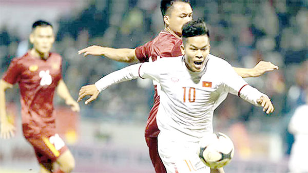 Dưới sự dẫn dắt của số 10 Hữu Thắng, cầu thủ xuất sắc nhất vòng chung kết U.21-2020, U.22 Việt Nam không hề lép vế trước ĐTQG