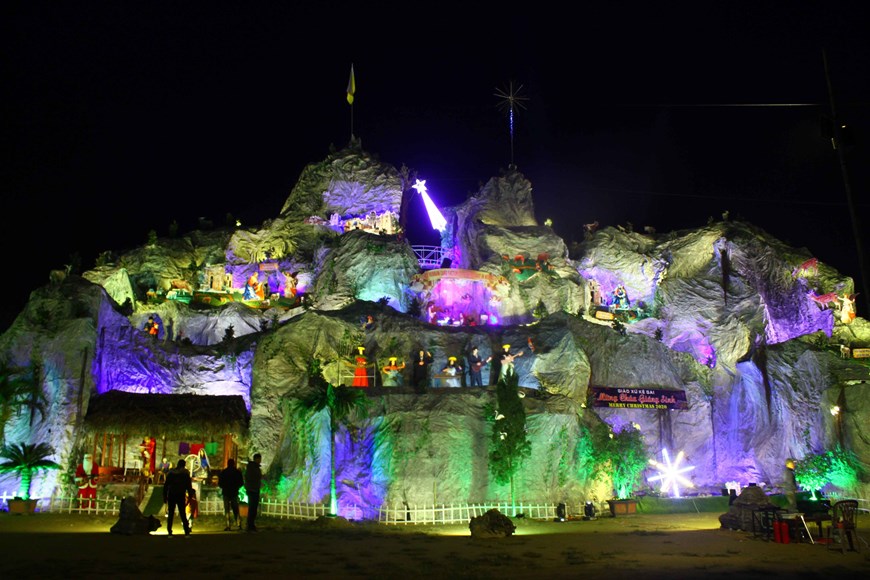 In Ke Gai diocese, Hung Nguyen district, Nghe An province, Catholics have built a giant rock cave which becomes a tourism hotspot. The cave is 100m long, 35m wide and 24m high, reenacting the birth of the Christ Child.