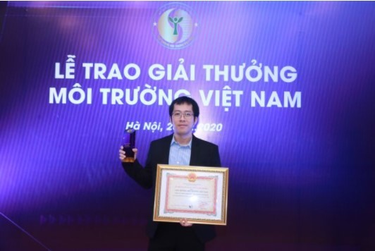 Trương Hoàng Phương, director of Trị An Factory, Nestlé Vietnam receives the Environment Awards 2020 for the firm in Hà Nội on December 26. 