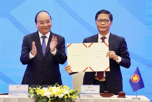 Prime Minister Nguyen Xuan Phuc, Chair of ASEAN in 2020, attends the signing ceremony of the Regional Comprehensive Economic Partnership. 