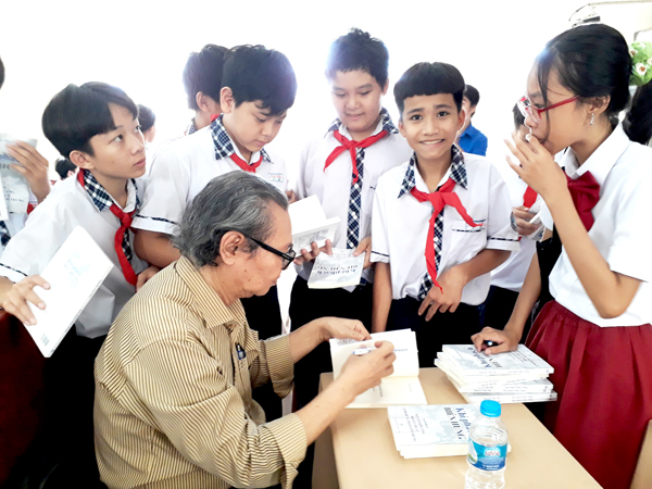 Nhà văn Nguyễn Thái Hải tặng sách cho học sinh