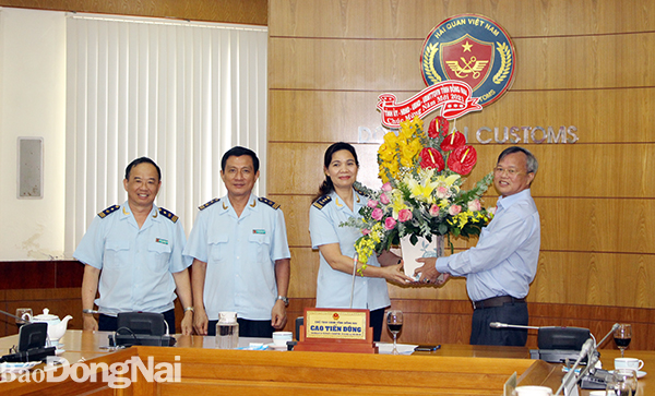 Provincial leader pays New Year visits to units