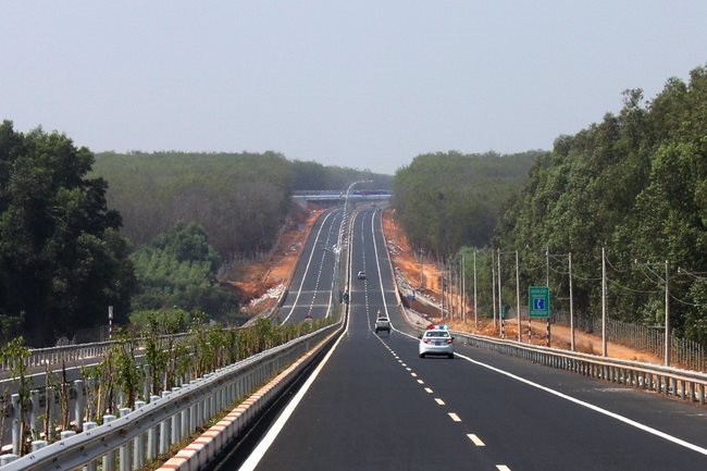 Vehicles travel on the HCMC-Long Thanh-Dau Giay expressway. A 10-kilometer road project linking National Highway 51 in Dong Nai Province and the HCMC-Long Thanh-Dau Giay Expressway has got off the ground – PHOTO: ANH QUAN