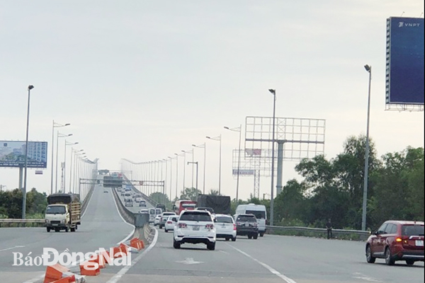 Ô tô lưu thông qua khu vực cầu Long Thành trên đường cao tốc TP.HCM -Long Thành - Dầu Giây. (Ảnh: VEC)