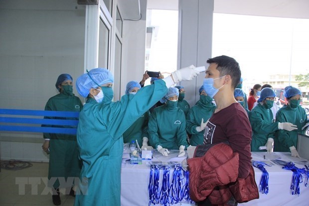 A Chinese receives check-up upon arriving at a quarantine site in Vietnam.