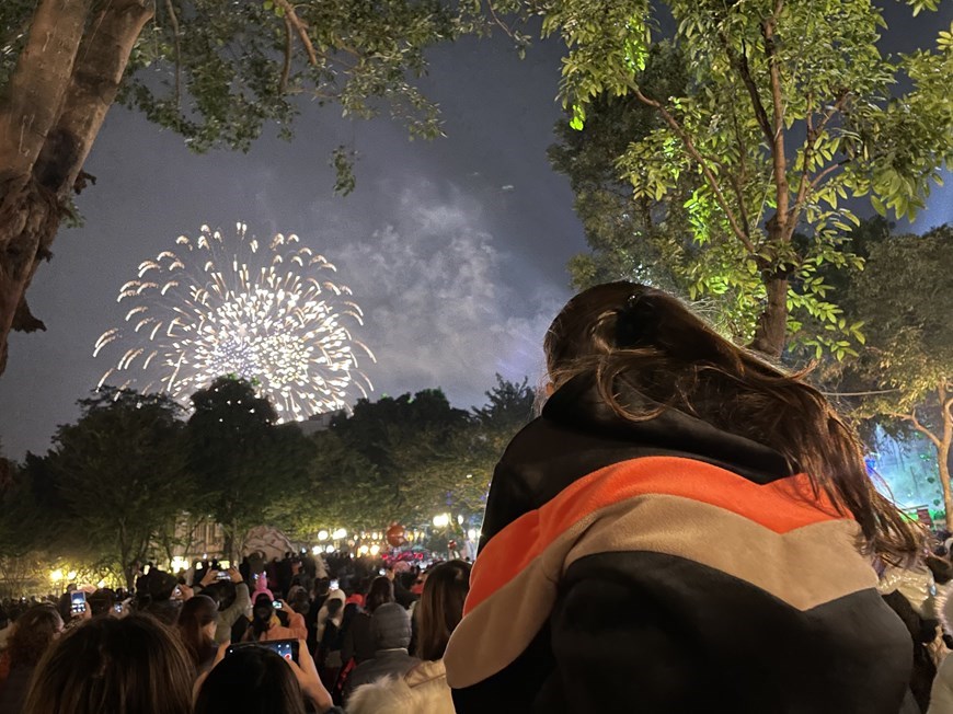 Beginning the New Year by watching a firework display has become an indispensable activity of many Vietnamese. In the photo: Fireworks light up sky in Hanoi to welcome in the new year of 2021. 