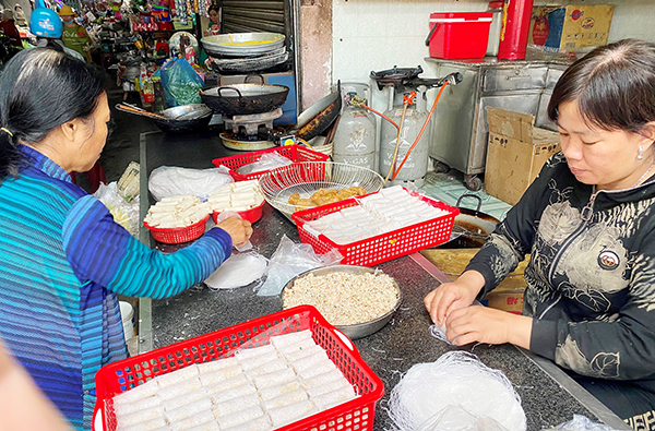 Quầy bán chả giò chiên của gia đình bà Nguyễn Thị Thanh Mai đã có từ hàng chục năm nay. Ảnh: Ngọc Liên