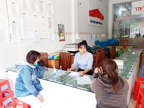 Người lao động tìm việc làm tại một công ty môi giới việc làm trên địa bàn P.Long Bình
