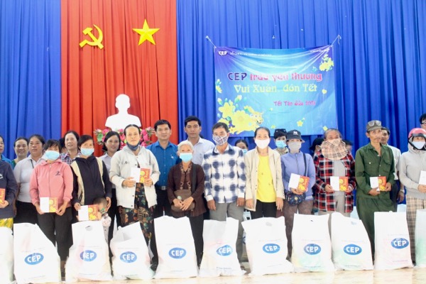 CEP trao quà tết cho công nhân và người lao động nghèo