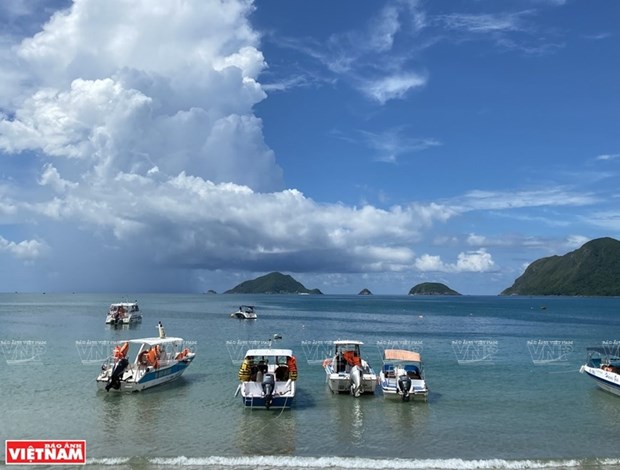 Motor boats take visitors to explore the small islands around Con Dao (Photo: VNP/VNA)