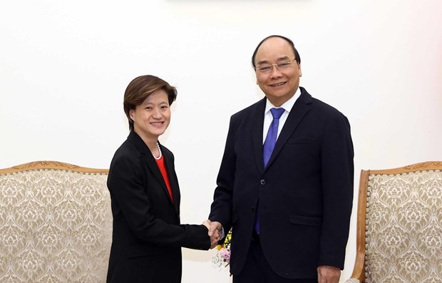 Prime Minister Nguyen Xuan Phuc (R) receives outgoing Singaporean Ambassador to Vietnam Catherine Wong.