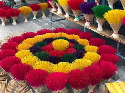 From the original red and brown colour, nowadays Thuy Xuan locals have added more vibrant colours into the incense sticks.