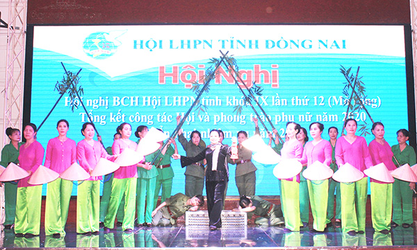 Một tiết mục văn nghệ được dàn dựng công phu của Đội văn nghệ KP.Long Đức 1, P.Tam Phước (TP.Biên Hòa). Ảnh: N.Sơn