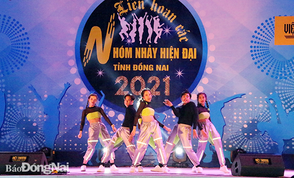 Hơn 1 ngàn cổ động viên cỗ vũ Liên hoan các nhóm nhảy hiện đại